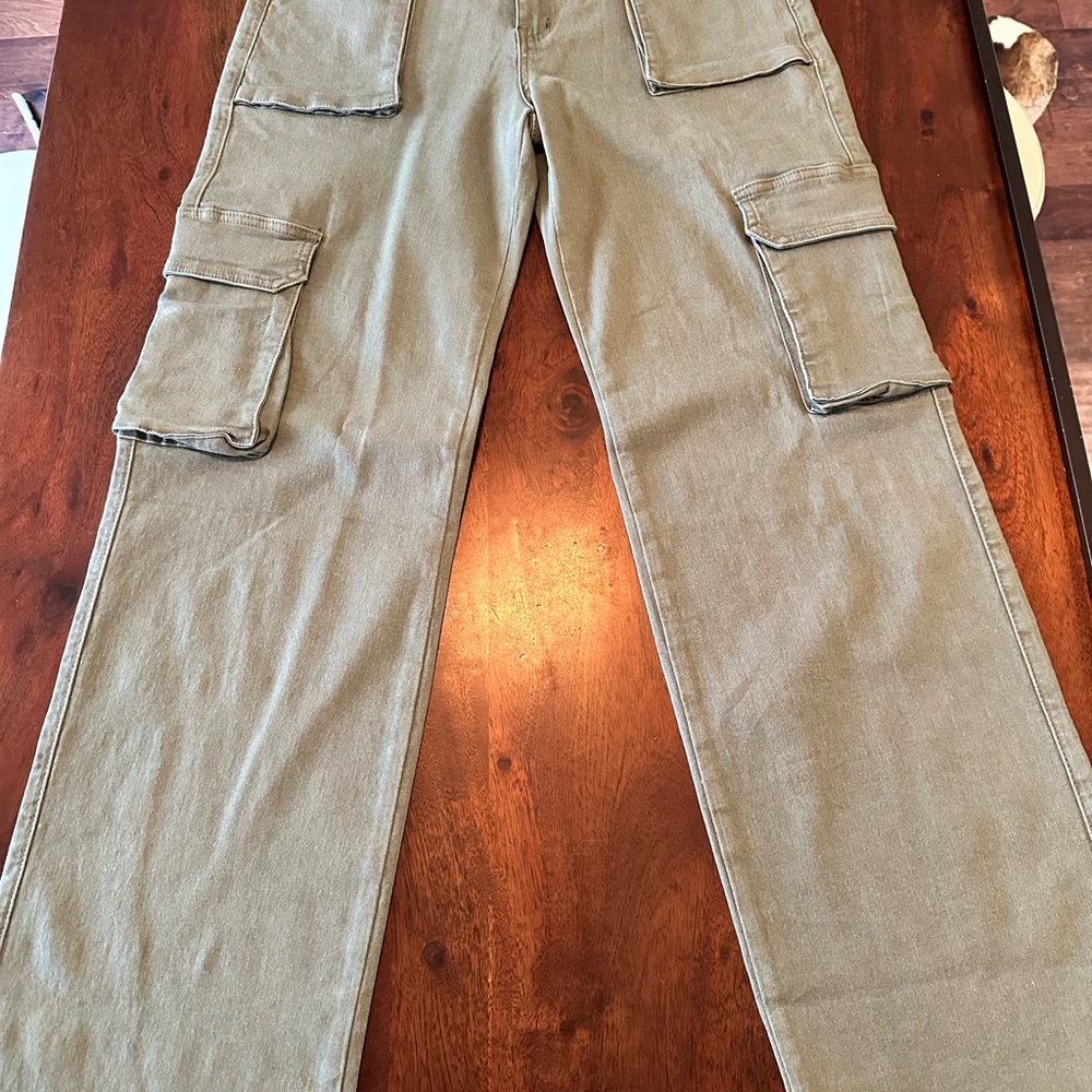 SOLD-High-Waisted Green Cargo Pants - Picture 4 of 10